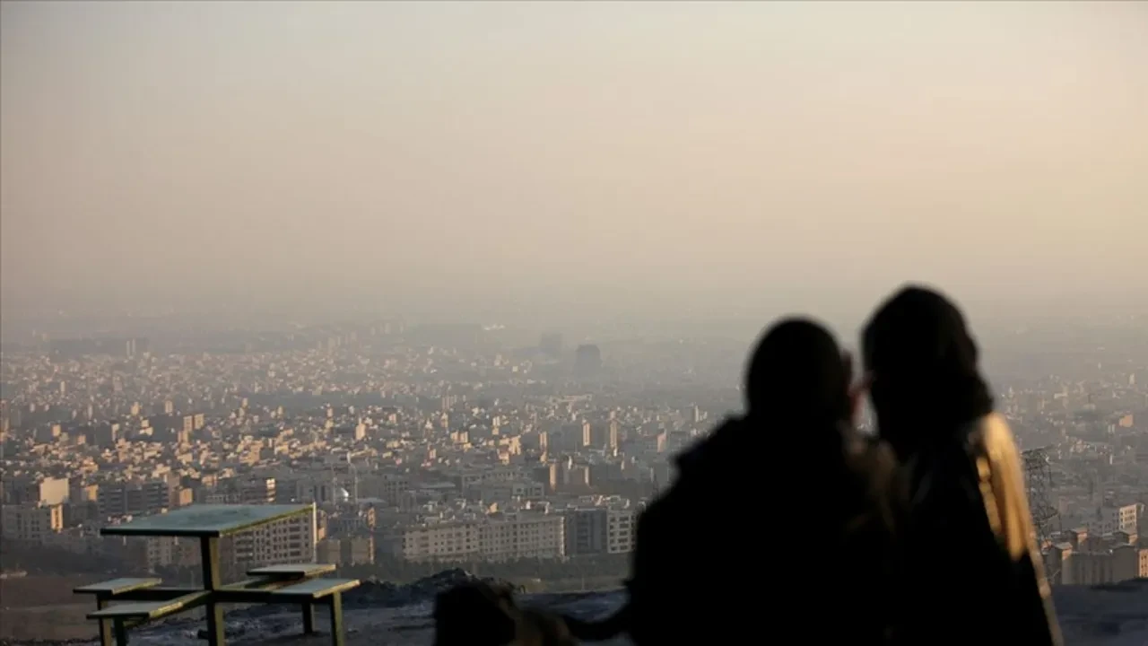 İran'da hava kirliliği eğitimi durdurdu! Okullar 2 hafta kapalı kalacak