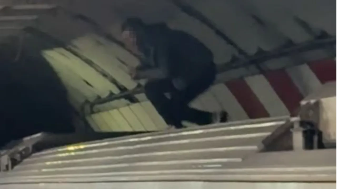 İstanbul'da metroda yaşanan ilginç anlar kameralara yansıdı