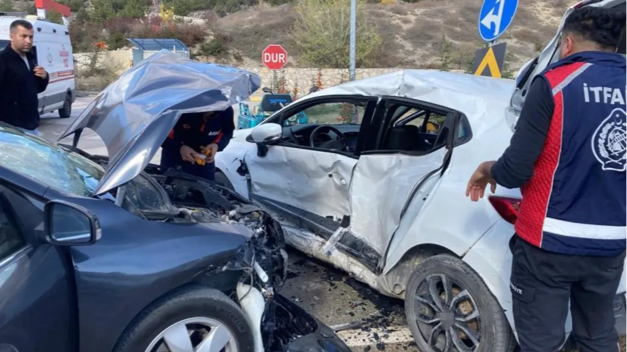 Karabük’te iki otomobil çarpıştı: Çok sayıda yaralı var!