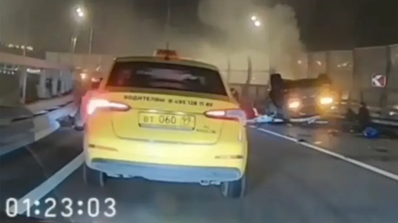 Kripto milyoneri Lamborghini ile taklalar attı, arabadaki paralar otoyola saçıldı