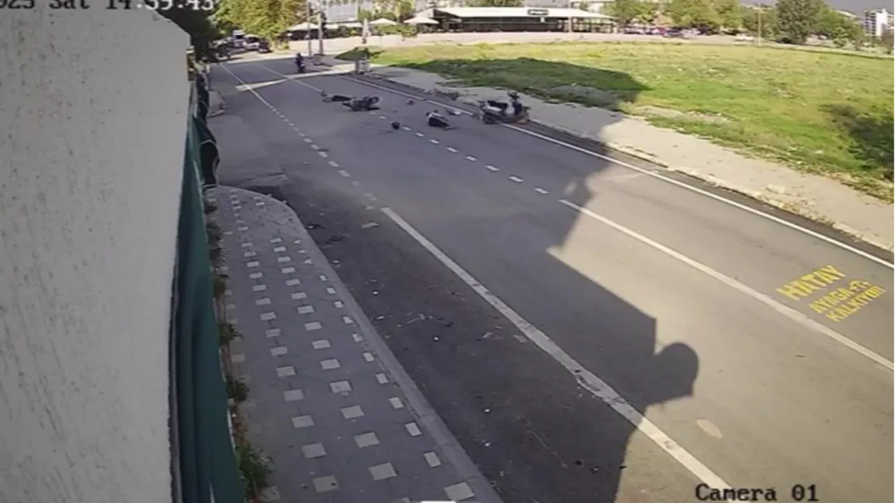 Motosikletlerin sürücüleri yere savruldu: Feci kaza kamerada!