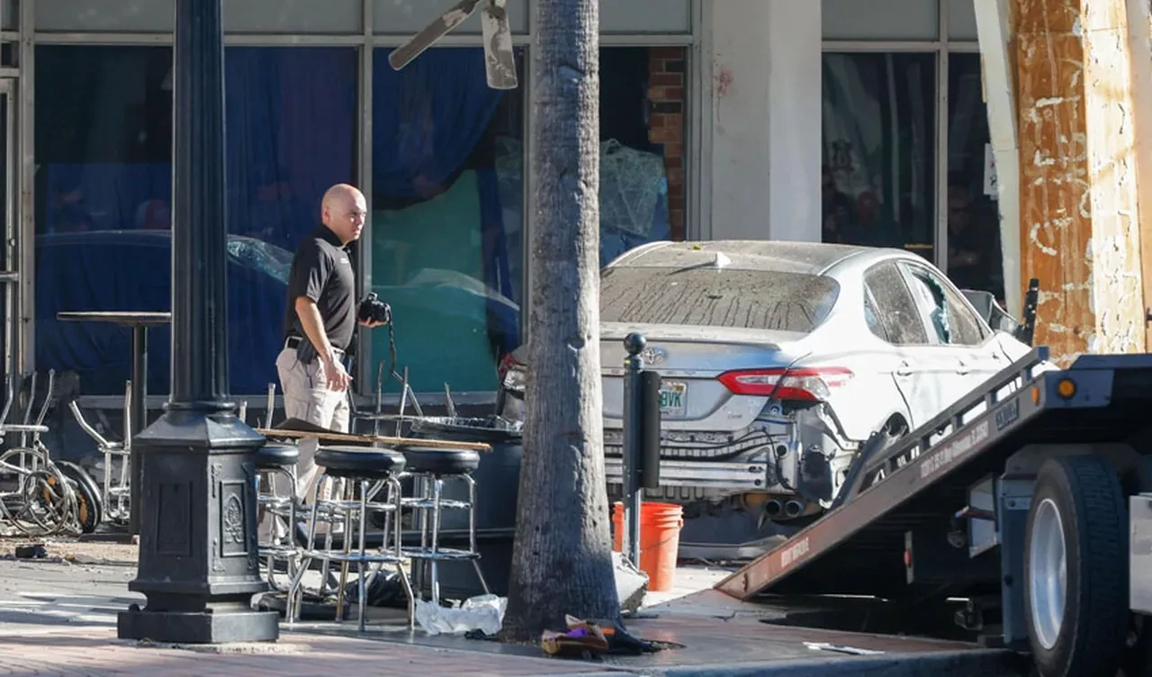 Polisten kaçarken otomobiliyle gece kulübüne daldı! Çok sayıda ölü ve yaralı var