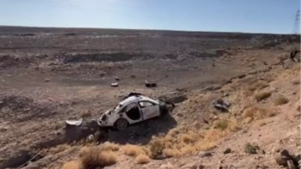 Şarampole yuvarlandı! Paramparça olan araçta 2 kişi can verdi