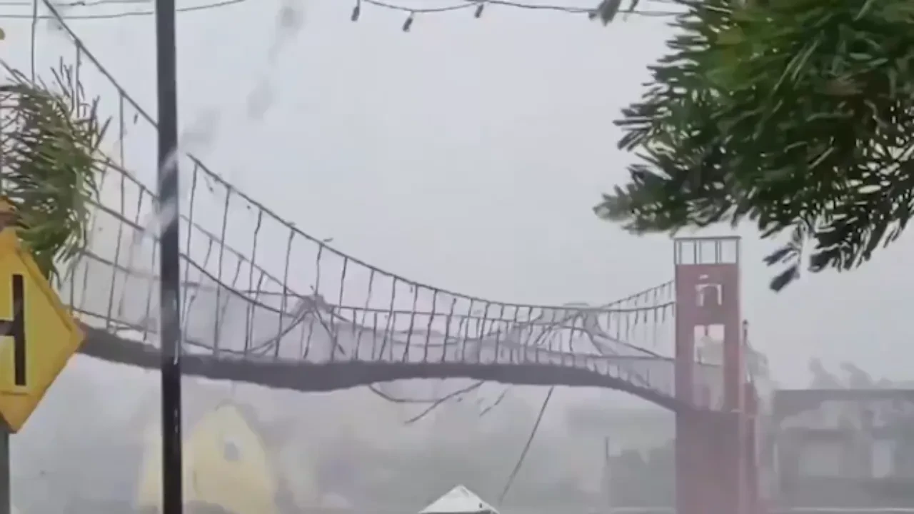 Süper tayfun asma köprüyü adeta uçurdu