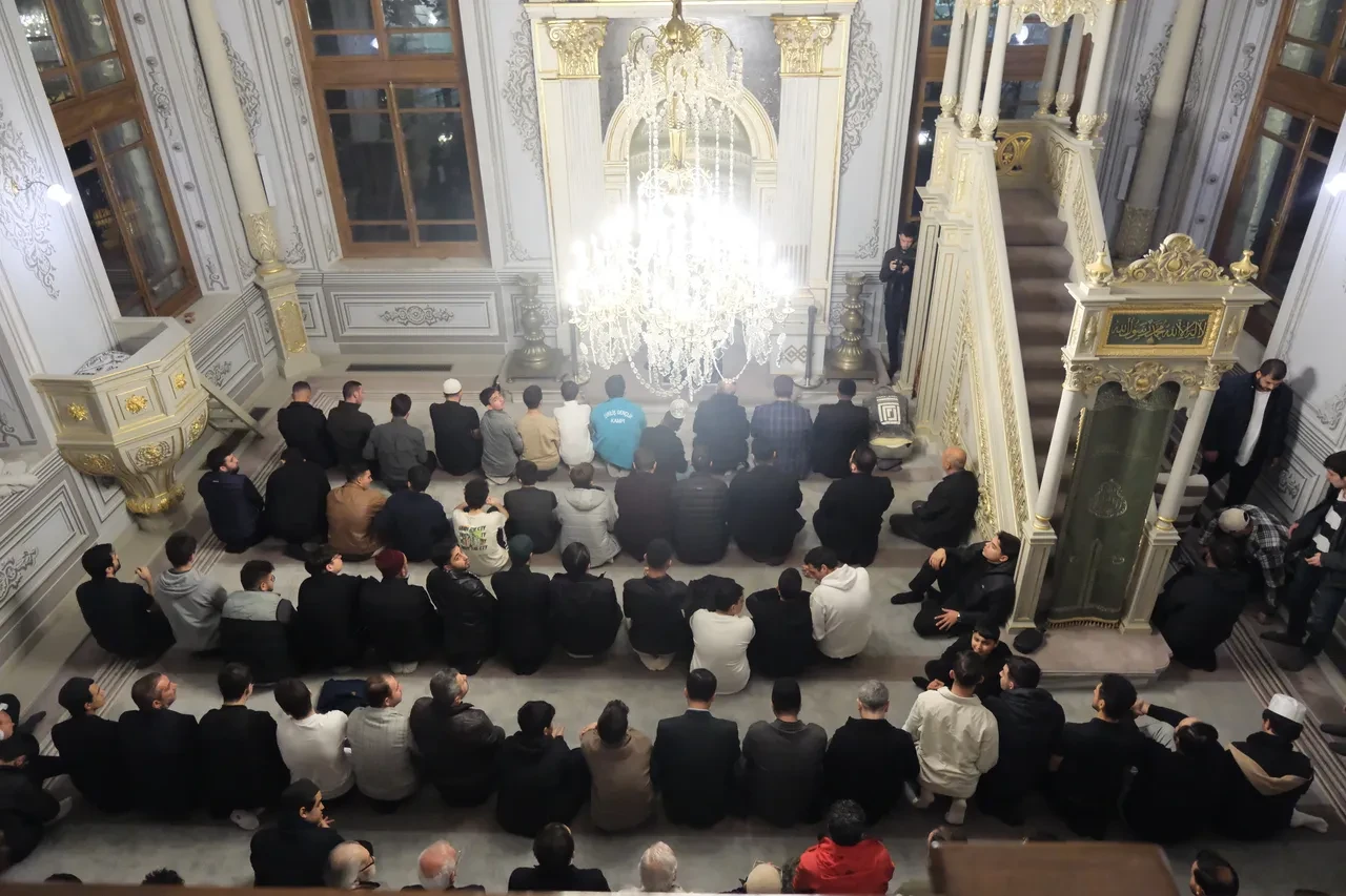 TÜGVA’lı gençler sabah namazında buluştu