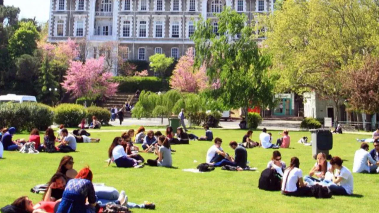 Yarın üniversiteler tatil mi? 10 Kasım Pazartesi üniversitelerde ders işlenecek mi?