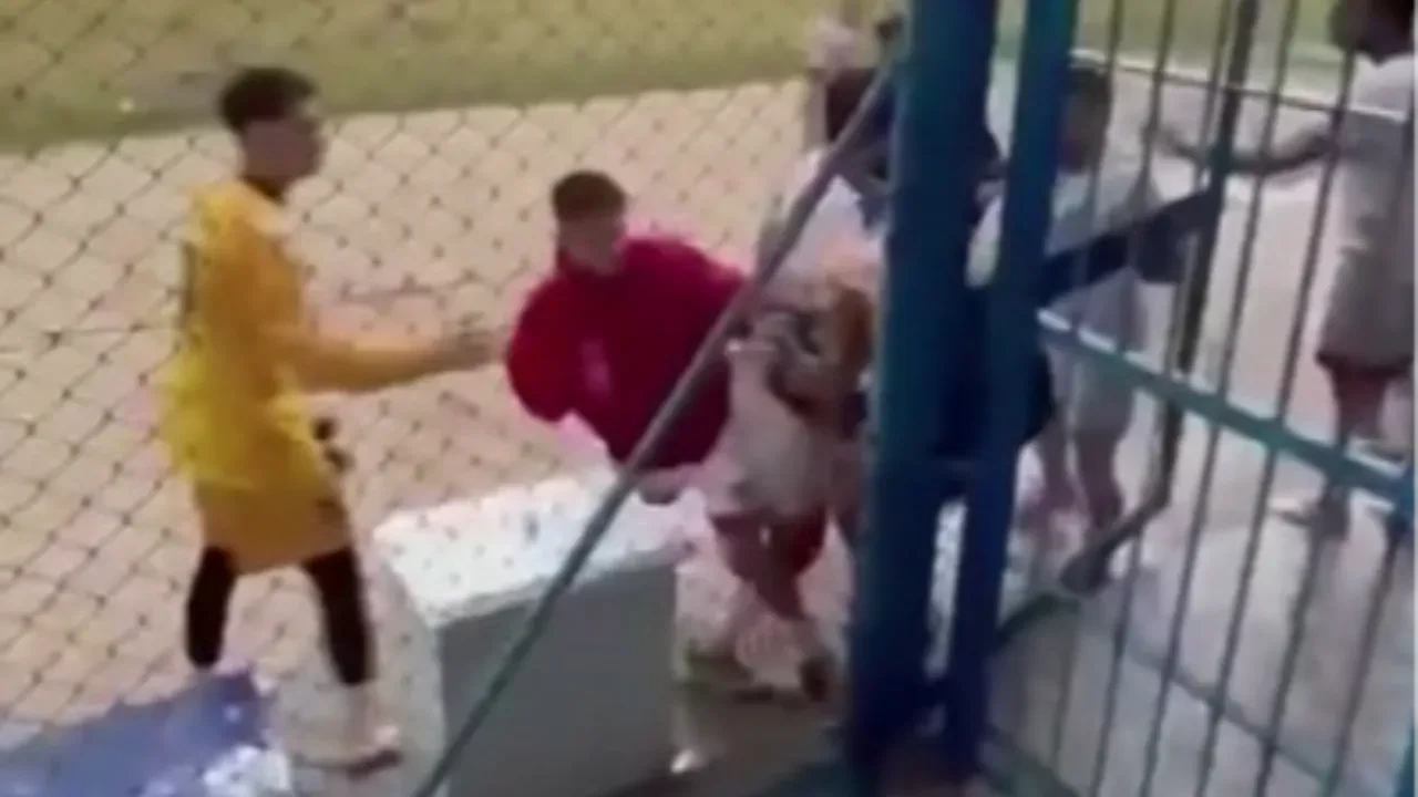 Adana'da futbol maçında saha savaş alanına döndü! O anlar kamerada