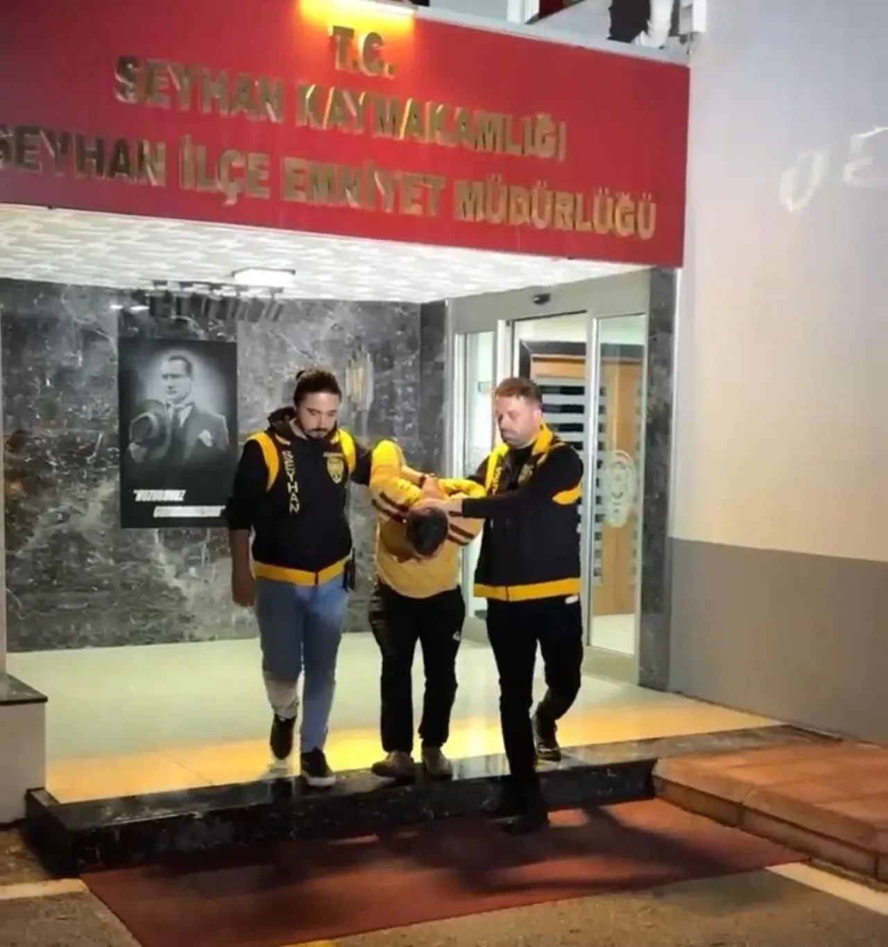 Adana'daki görüntüler kan dondurdu! Çocuğunun boğazından tutup arabaya fırlatan cani baba yakalandı!