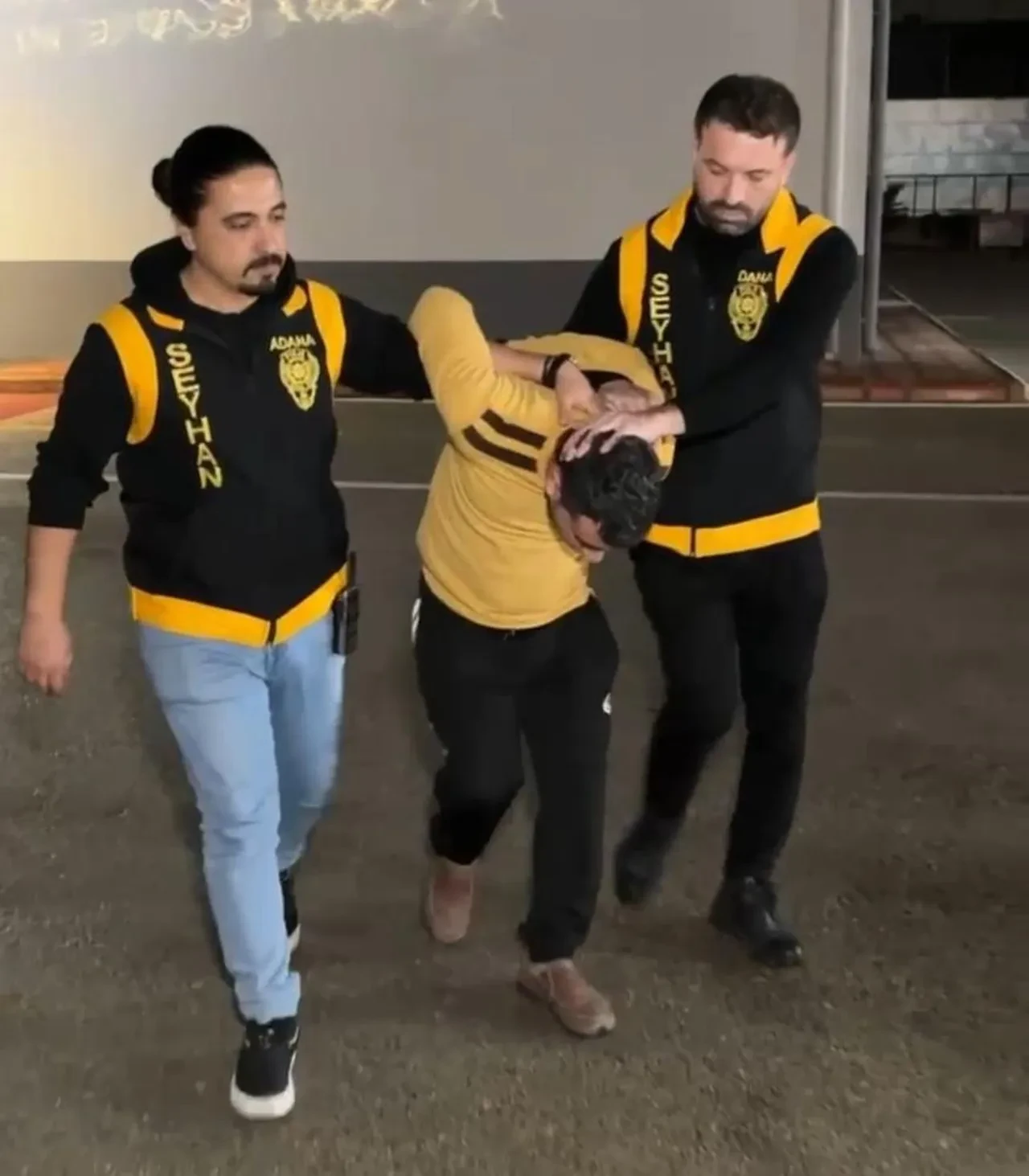 Adana'daki görüntüler kan dondurdu! Çocuğunun boğazından tutup arabaya fırlatan cani baba yakalandı!