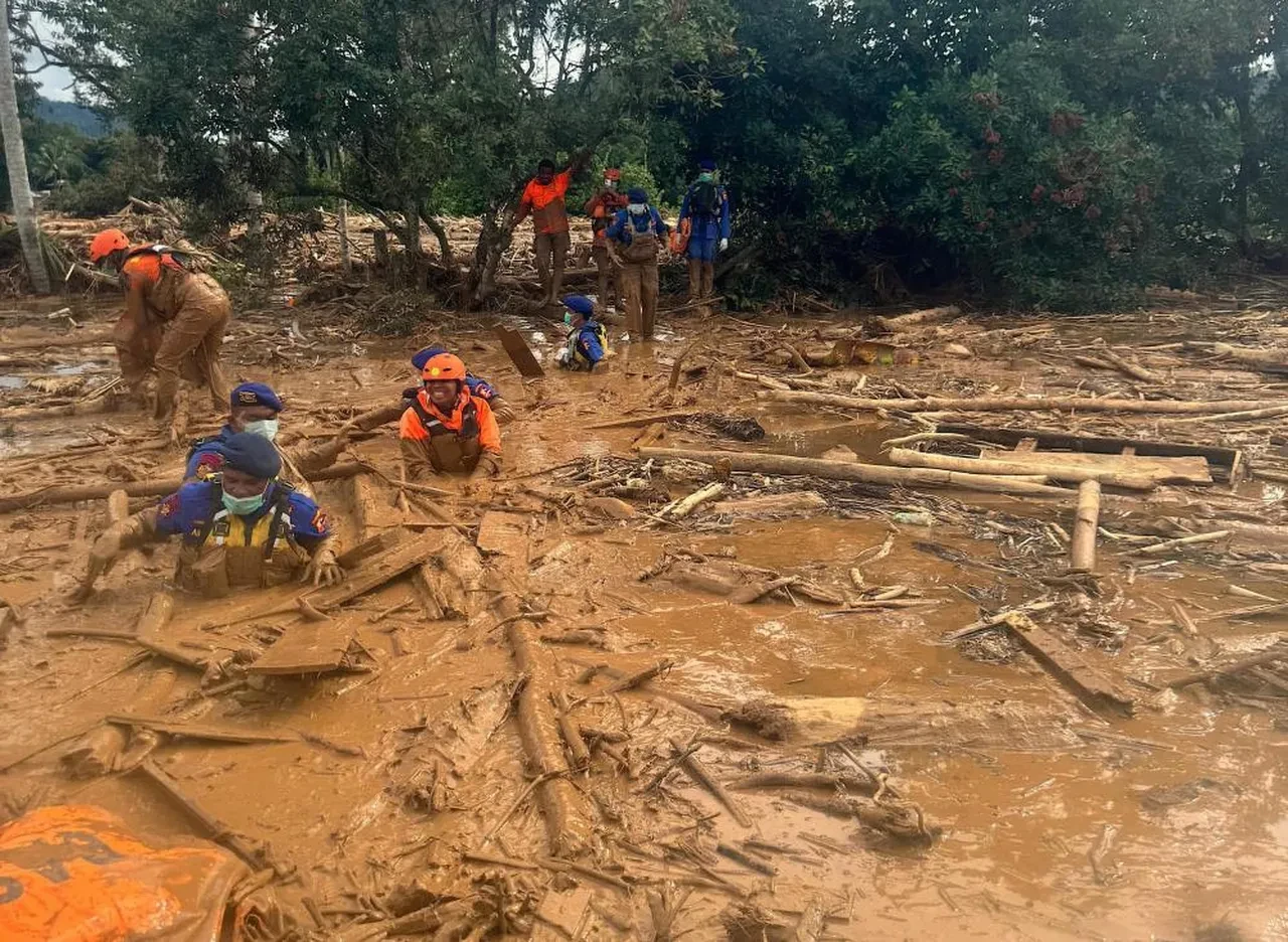 Ağaçlara sarılıp kurtarılmayı beklediler! 3 ülke felaketi yaşıyor: Yüzlerce kişi öldü
