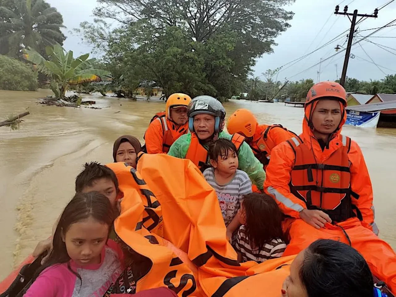Ağaçlara sarılıp kurtarılmayı beklediler! 3 ülke felaketi yaşıyor: Yüzlerce kişi öldü