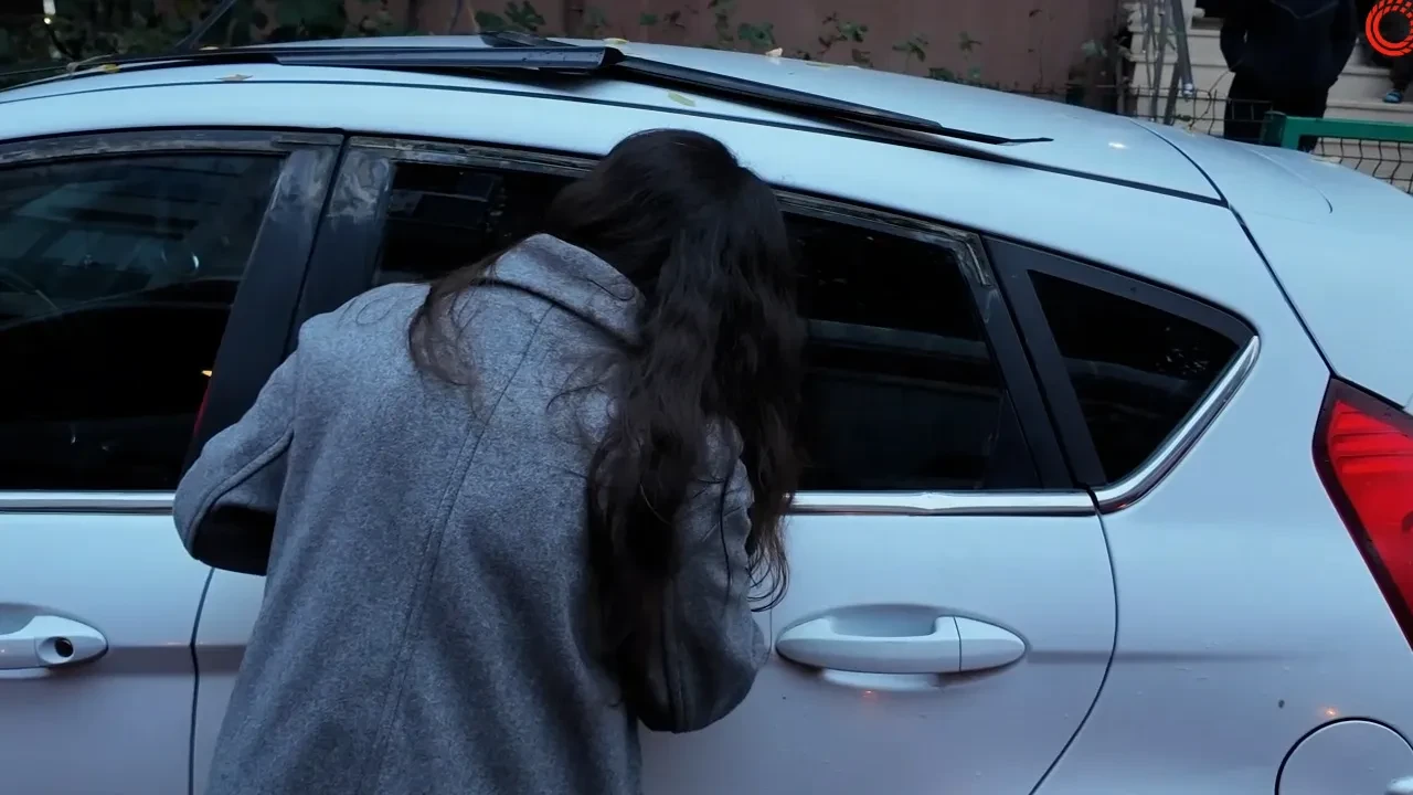 Anne, bebeğini araçta unuttu! Korkmasın diye camdan çizgi film izlettiler 