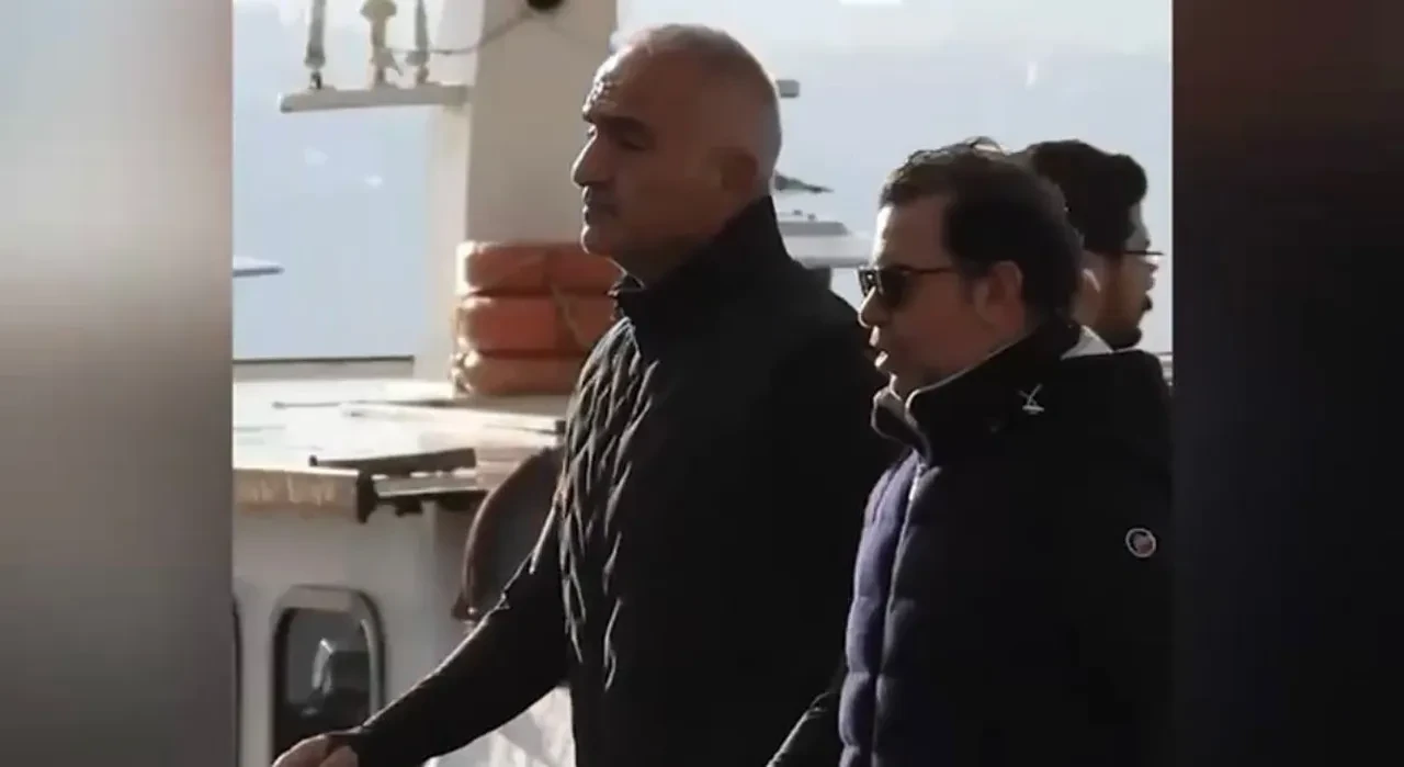 Bakan Ersoy, Bebek sahilinde yürüyüş yaparken görüntülendi! Siyasette nadir görülen kare 