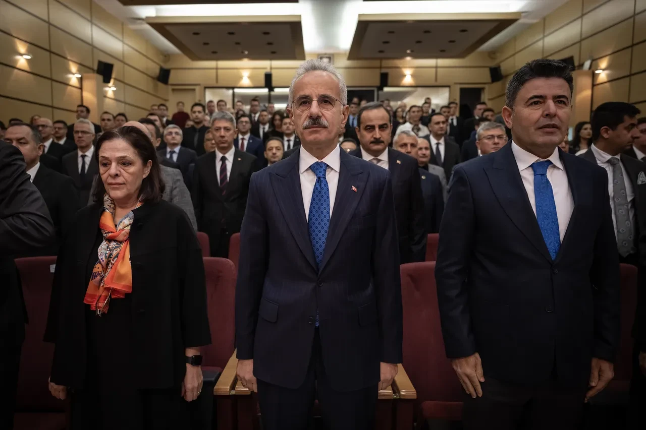 Bakan Uraloğlu'ndan memurlara 'evlenin' çağrısı! 'En az 3 çocuk sahibi olunması doğru olan'