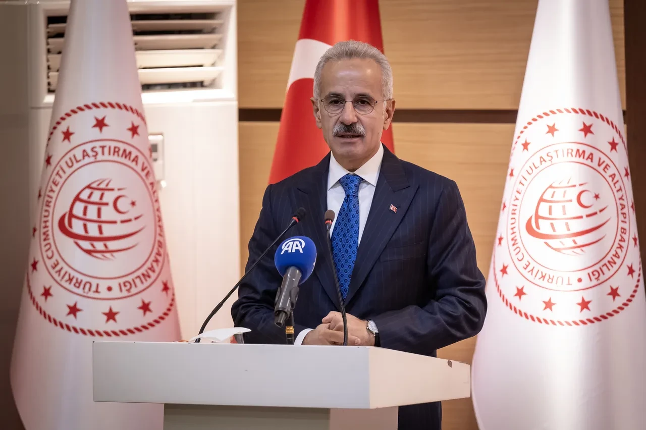 Bakan Uraloğlu'ndan memurlara 'evlenin' çağrısı! 'En az 3 çocuk sahibi olunması doğru olan'