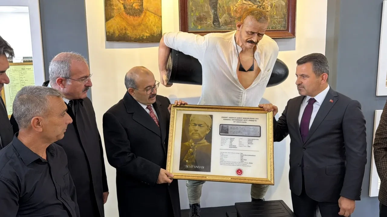 Çanakkale kahramanı Seyit Onbaşı'nın gençlik fotoğrafı ve künye defteri ortaya çıktı