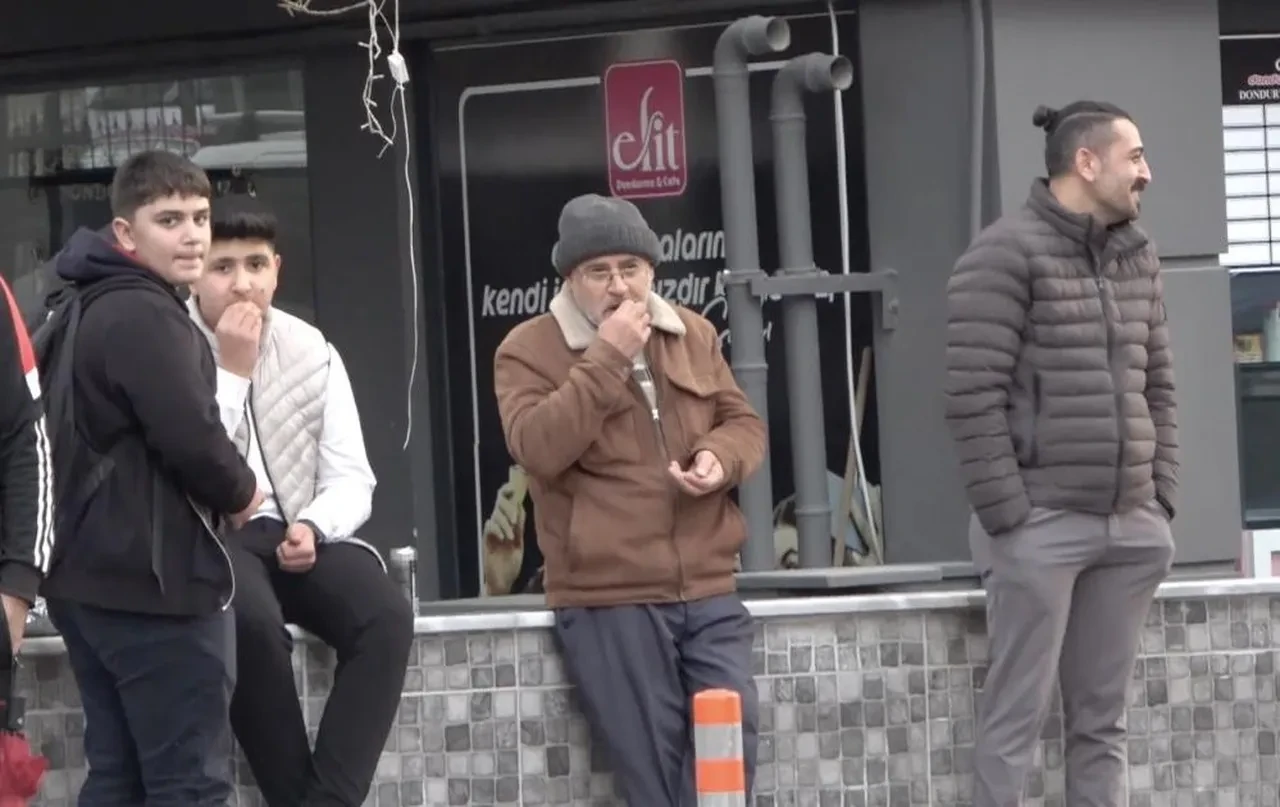 Çekirdek çitleyerek izlediler! Çorum'da intihar girişimini emniyet müdürü engelledi