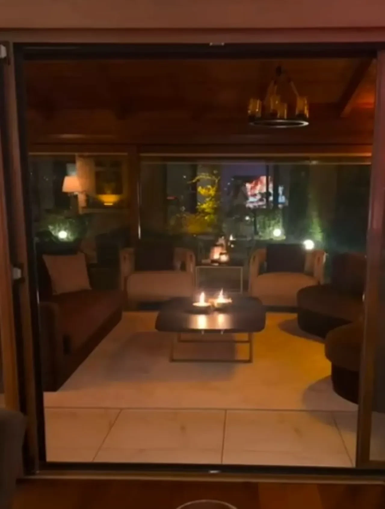 Dekoratif şömine bomba gibi patladı! Genç kadının vücudunun yüzde 30’u yandı