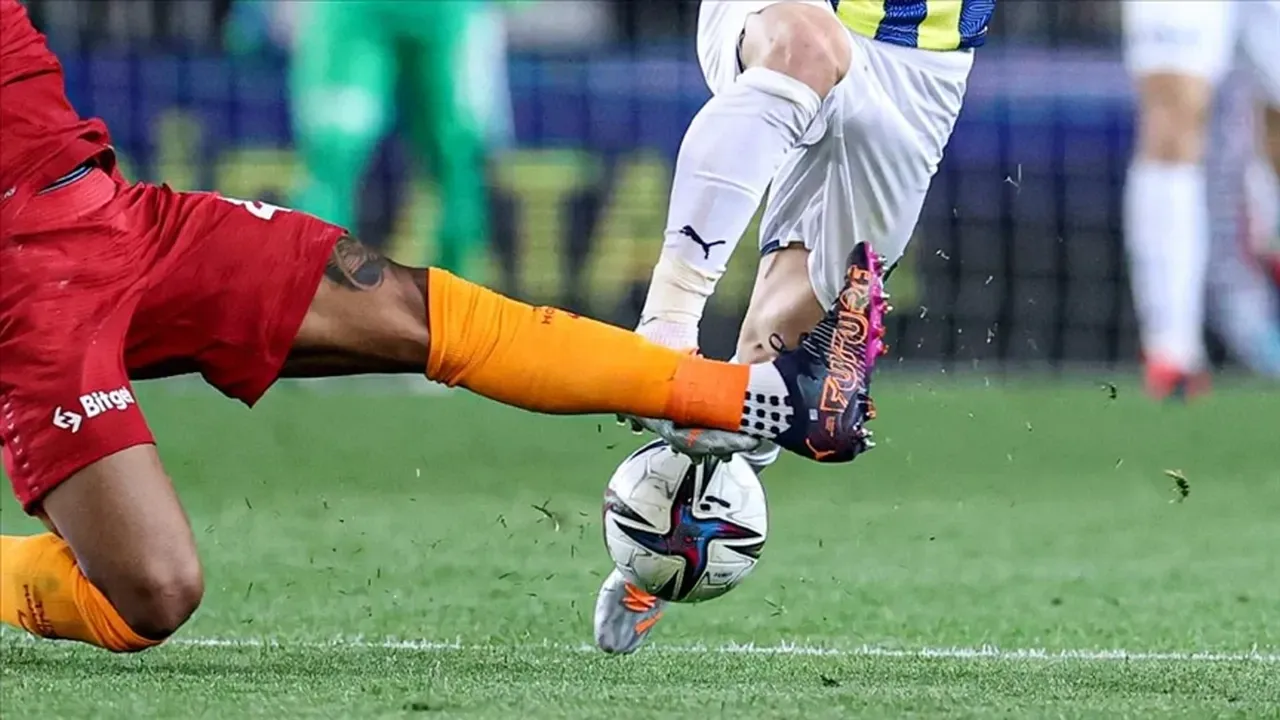 Derbiyi nereden izleyebilirim? diyenlerin sayısı arttı! Fenerbahçe Galatasaray maçının canlı  yayın bilgileri
