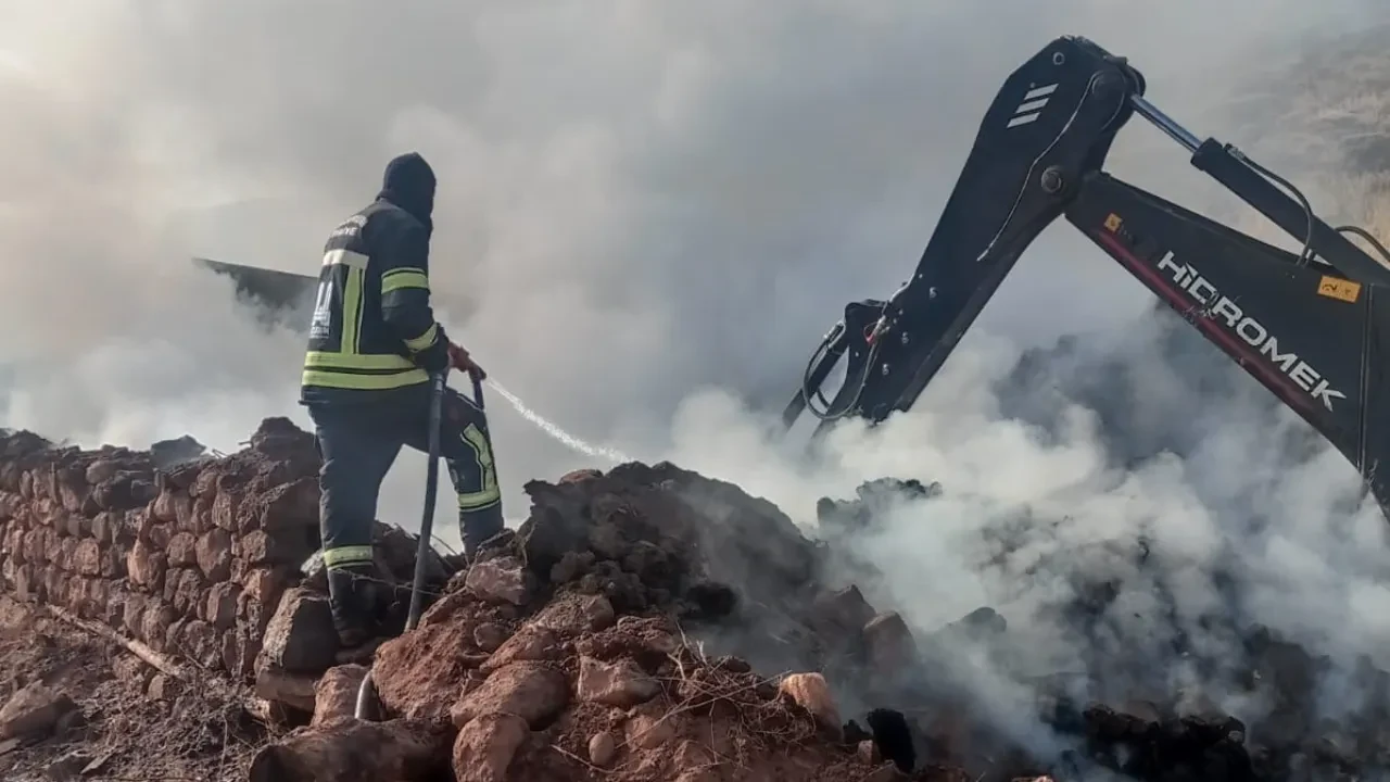 Erzurum'da ahır yangını! Onlarca büyükbaş hayvan telef oldu