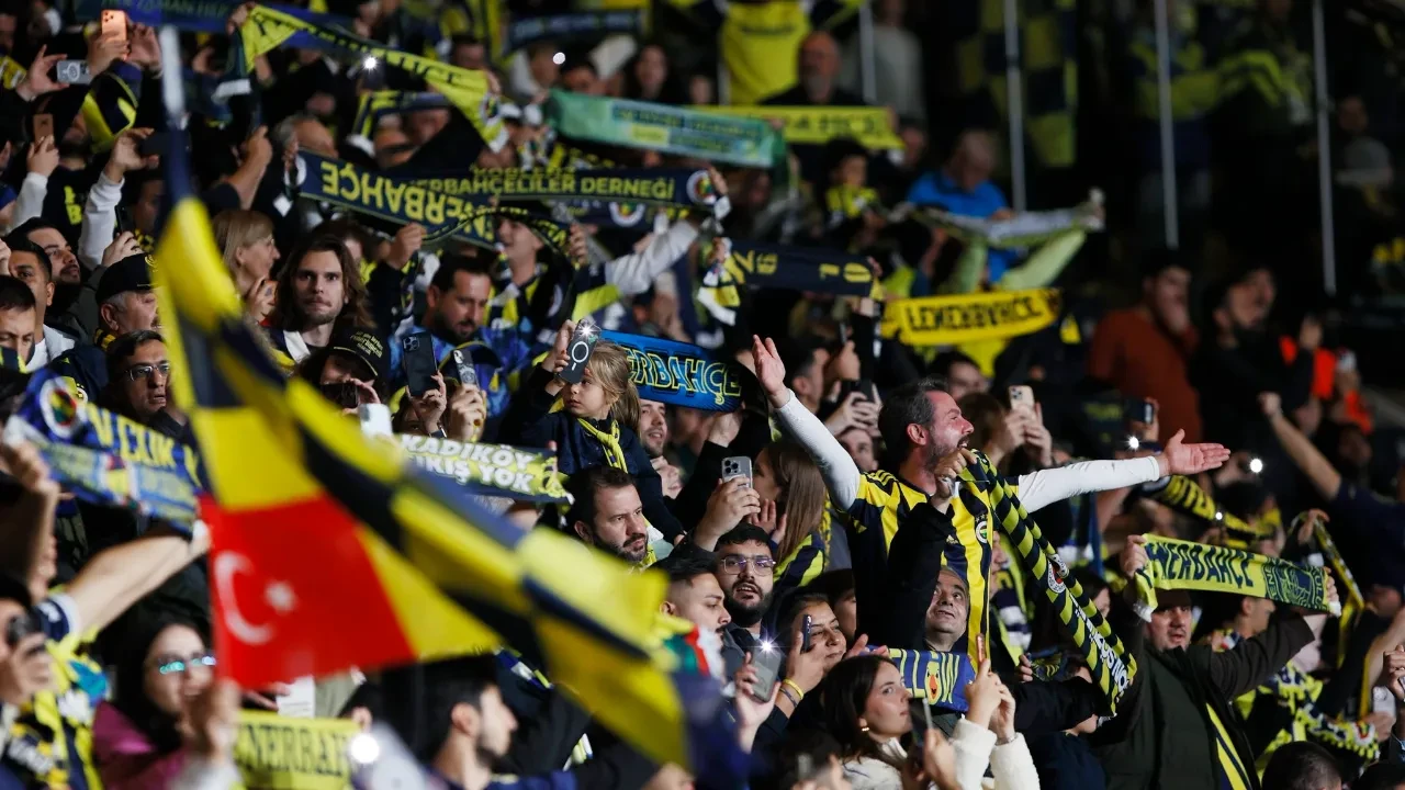 Fenerbahçe-Galatasaray derbisine olaylı başlangıç: Kadıköy'de mesaj net!