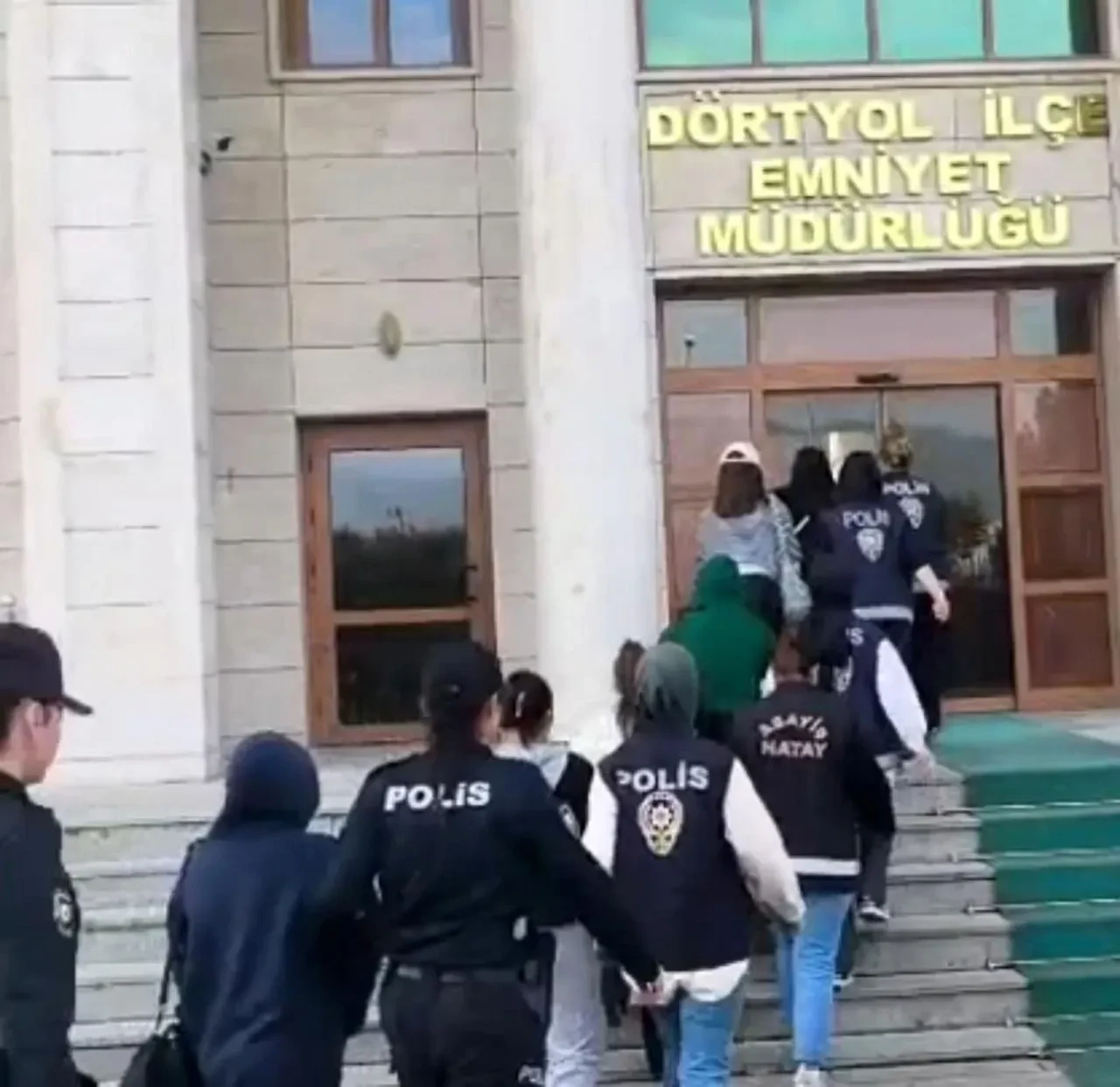 Fuhuş operasyonunda ekipler bile şaşkına döndü! O anlar kamerada