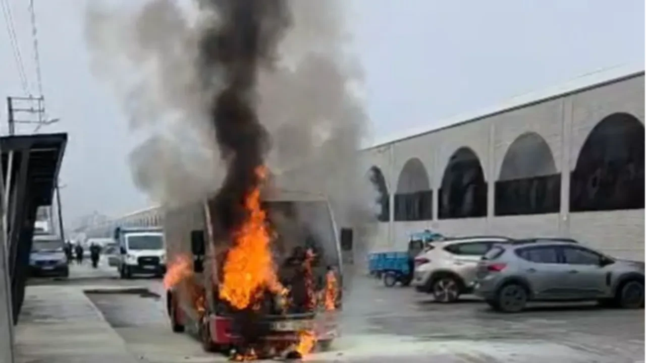 Halk otobüsü alev topuna döndü! Vatandaşlar yangın tüpüyle müdahale etti