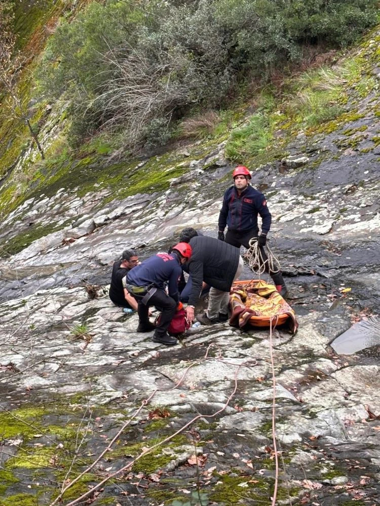 Zonguldak'ta şelaleleri gezmeye giden köy muhtarı 30 metreden düşerek yaralandı