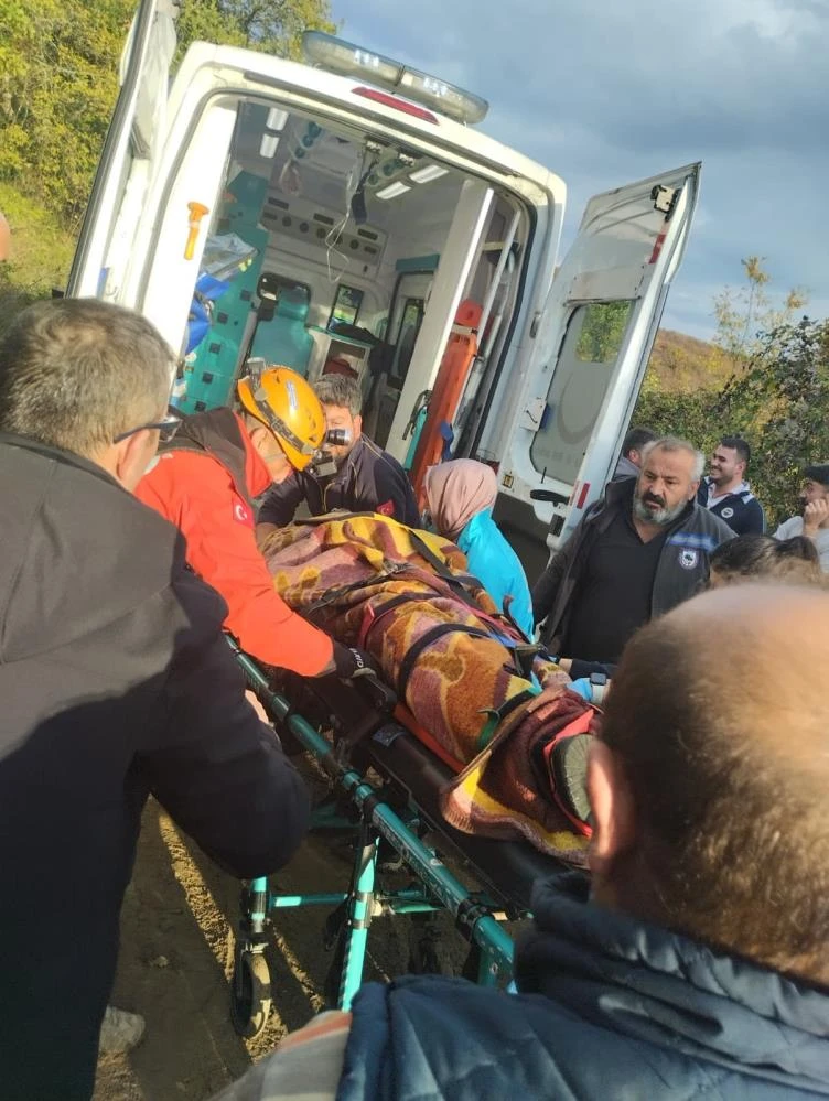 Zonguldak'ta şelaleleri gezmeye giden köy muhtarı 30 metreden düşerek yaralandı