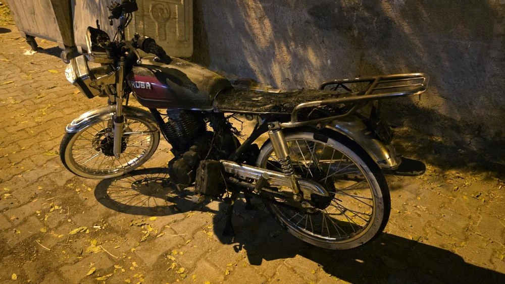 Urfa'da bina girişinde plakasız bir motosiklet yandı, bina sakinleri dışarı fırlattı