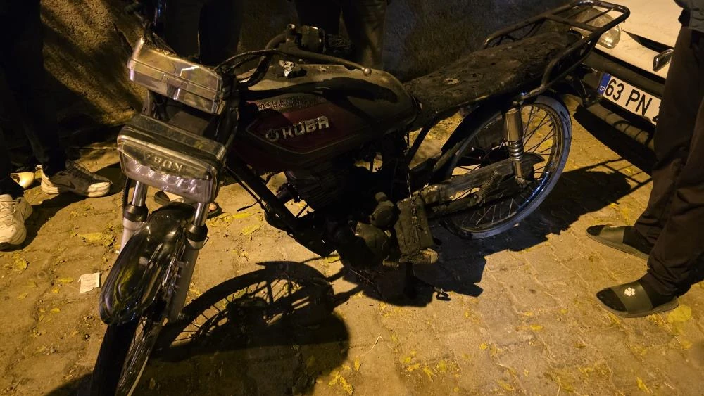Urfa'da bina girişinde plakasız bir motosiklet yandı, bina sakinleri dışarı fırlattı