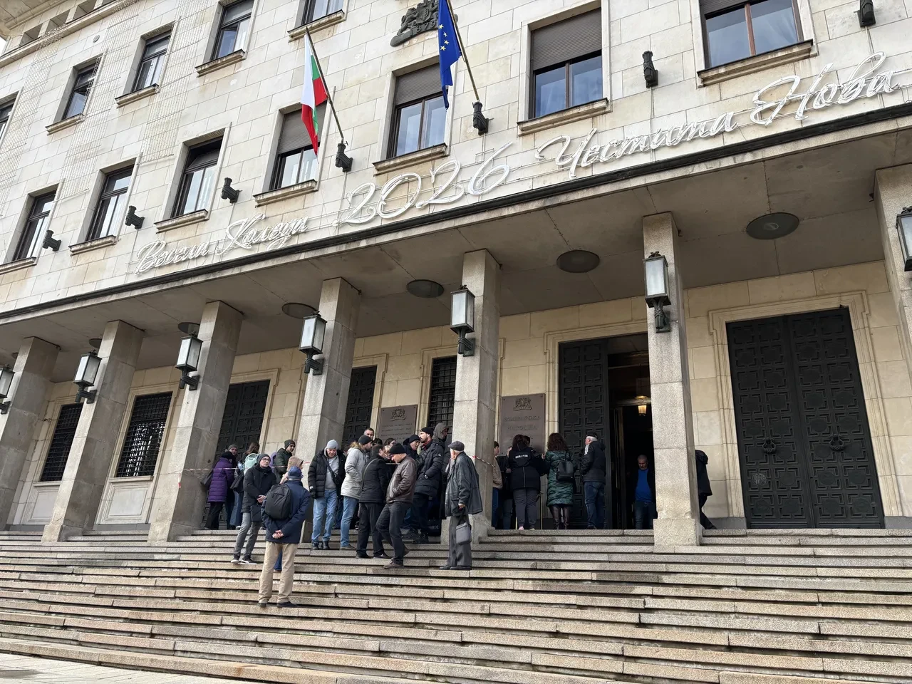 İlk yerel avro örnekleri piyasaya sürüldü: Vatandaşlar alabilmek için sıraya girdi