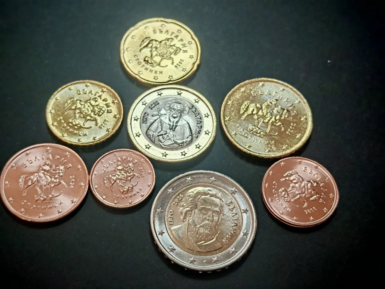 İlk yerel avro örnekleri piyasaya sürüldü: Vatandaşlar alabilmek için sıraya girdi