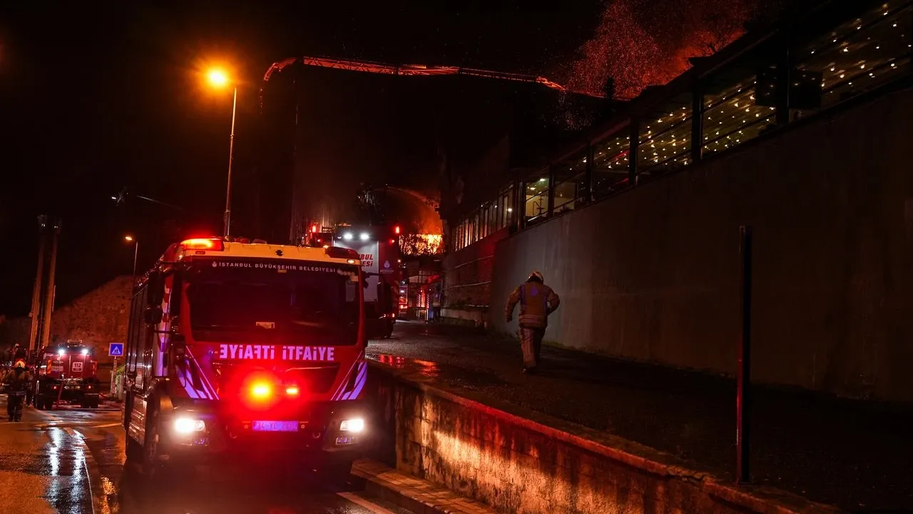 İstanbul Üsküdar'da metruk binada çıkan yangına itfaiye ekipleri müdahale ediyor