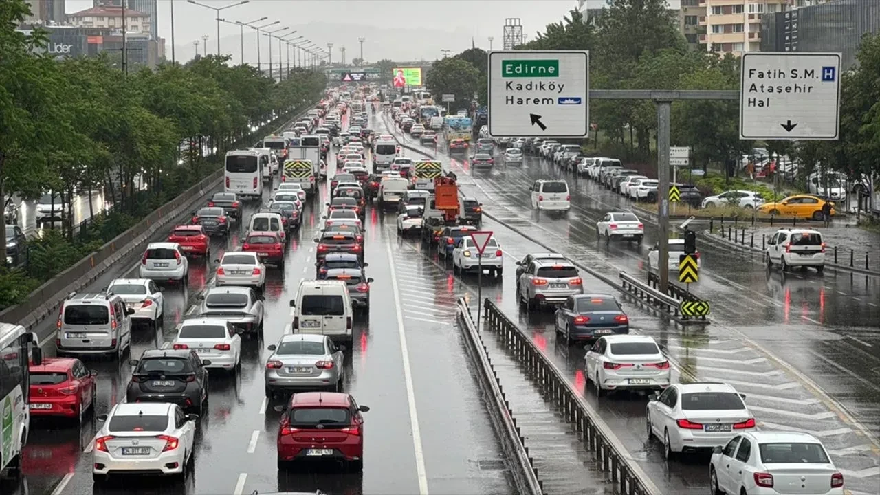 İstanbul'da sağanak trafiği! Araçlar dur kalk ilerliyor 