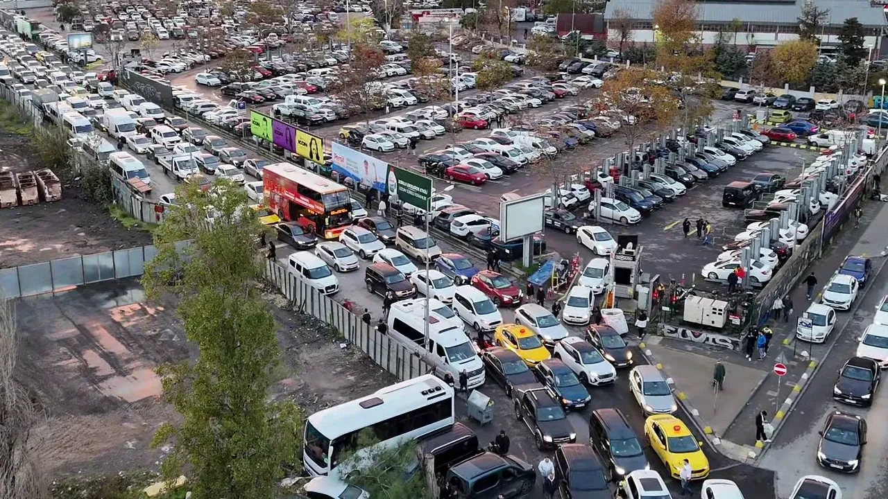 Kadıköy kilitlendi! Derbi trafiği nefes aldırmıyor