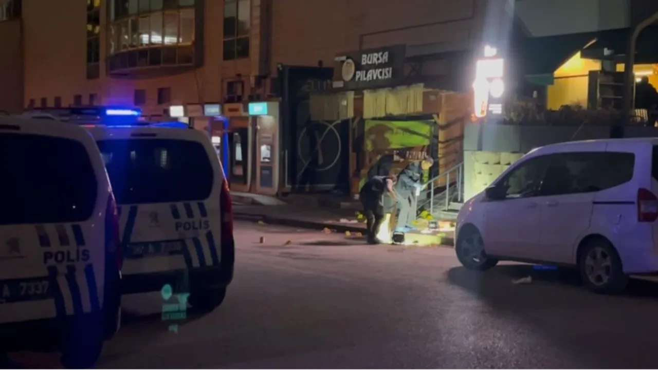 Kafeden kovulmayı hazmedemediler silahlarla mekan bastılar!