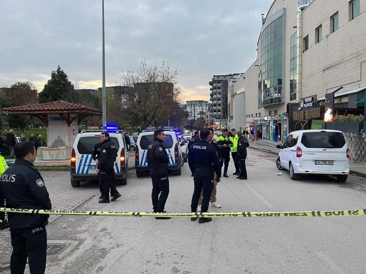 Kafeden kovulmayı hazmedemediler silahlarla mekan bastılar!