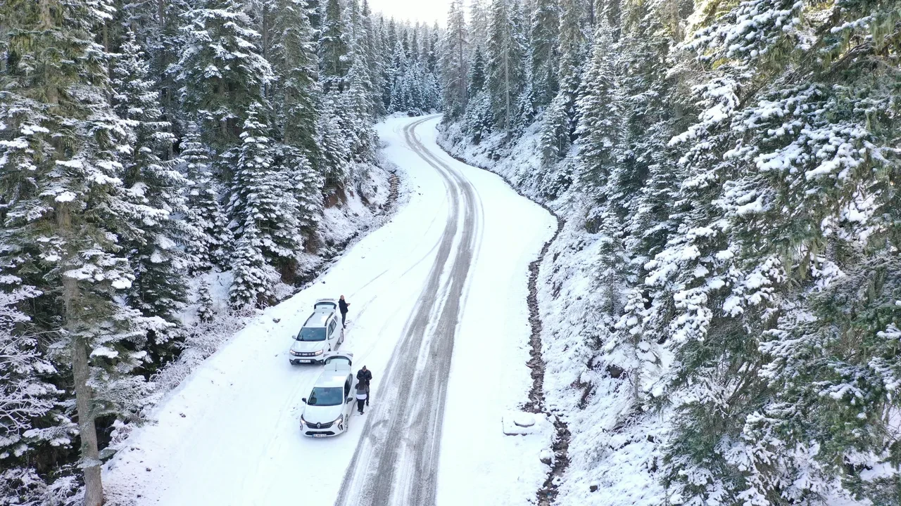 Kar yağışı İstanbul'un kapısında! Bolu'da kar kalınlığı 10 santimetreye ulaştı: Aralıksız yağıyor 