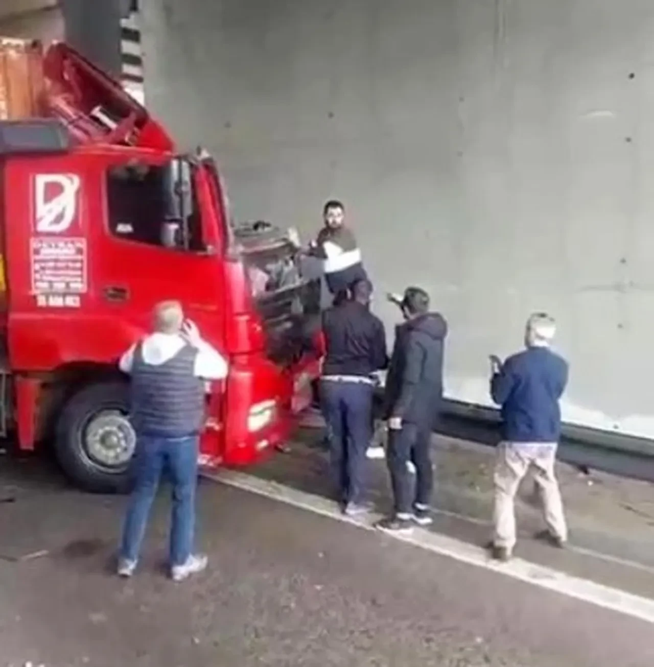 Kendi kullandığı tırın altında ezildi! TEM'de feci kaza