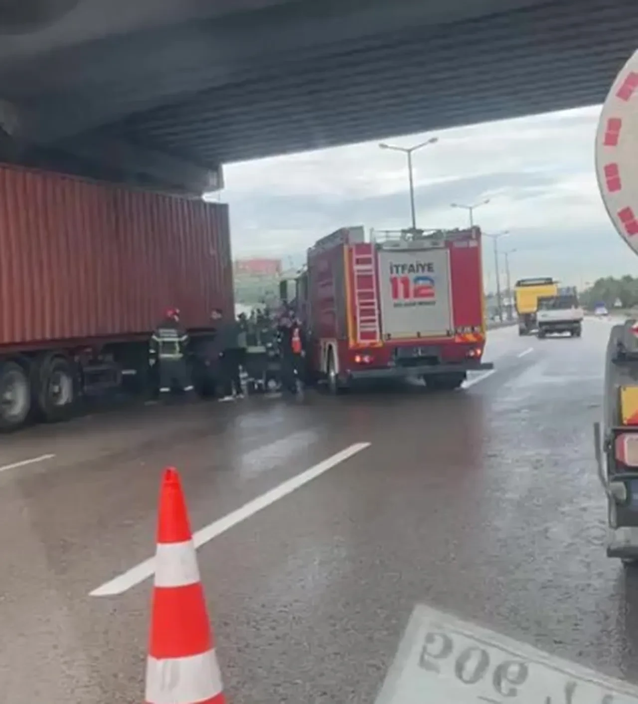 Kendi kullandığı tırın altında ezildi! TEM'de feci kaza