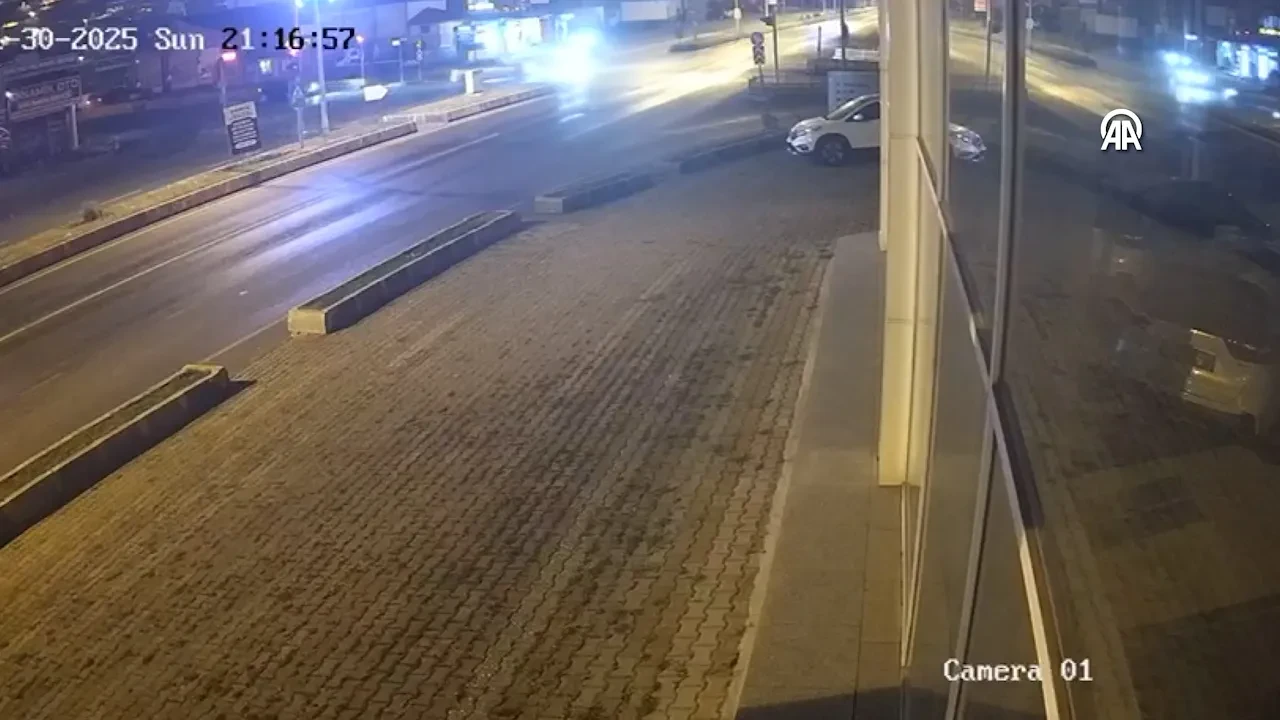 ki aracın çarpıştığı korkunç kaza kamerada! Bir anda her yeri duman kapladı 