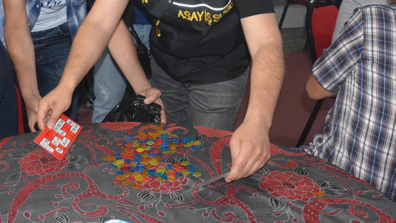 Mahalle muhtarı sistemi kurmuş! Kumar oynatırken yakalandı