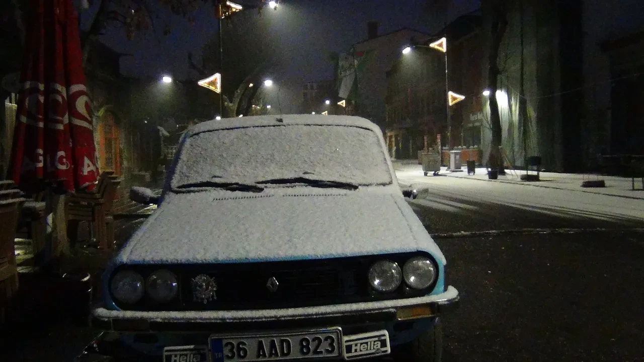 Meteoroloji uyarmıştı! Kars'a mevsimin ilk karı düştü: Her yer beyaza büründü 