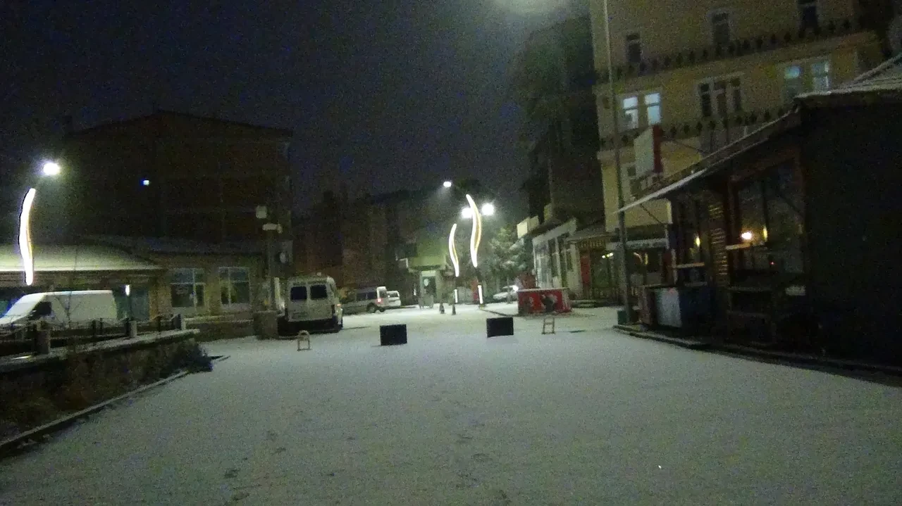 Meteoroloji uyarmıştı! Kars'a mevsimin ilk karı düştü: Her yer beyaza büründü 