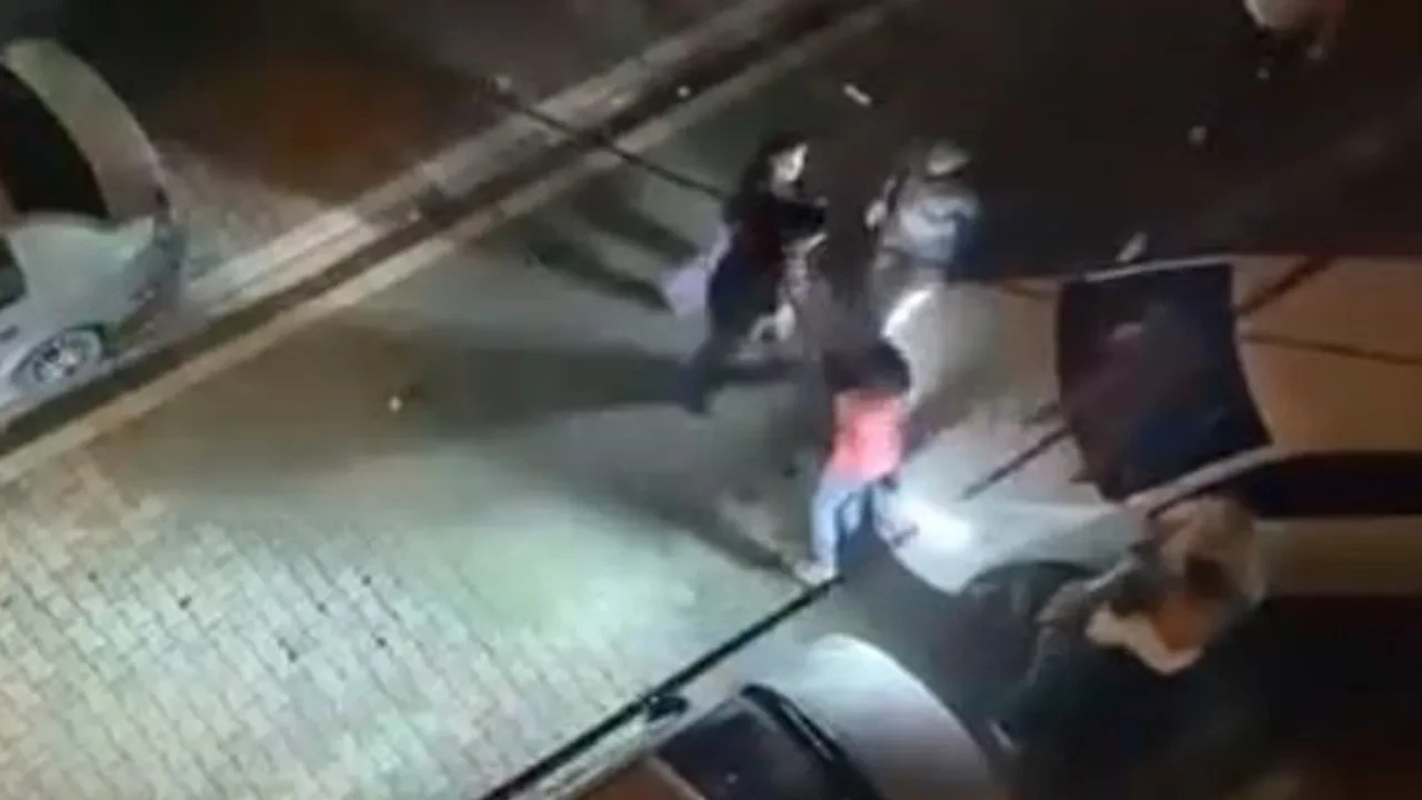 Park yeri yüzünden sopalarla birbirlerine girdiler! Ortalık savaş alanına döndüğü kavga kamerada