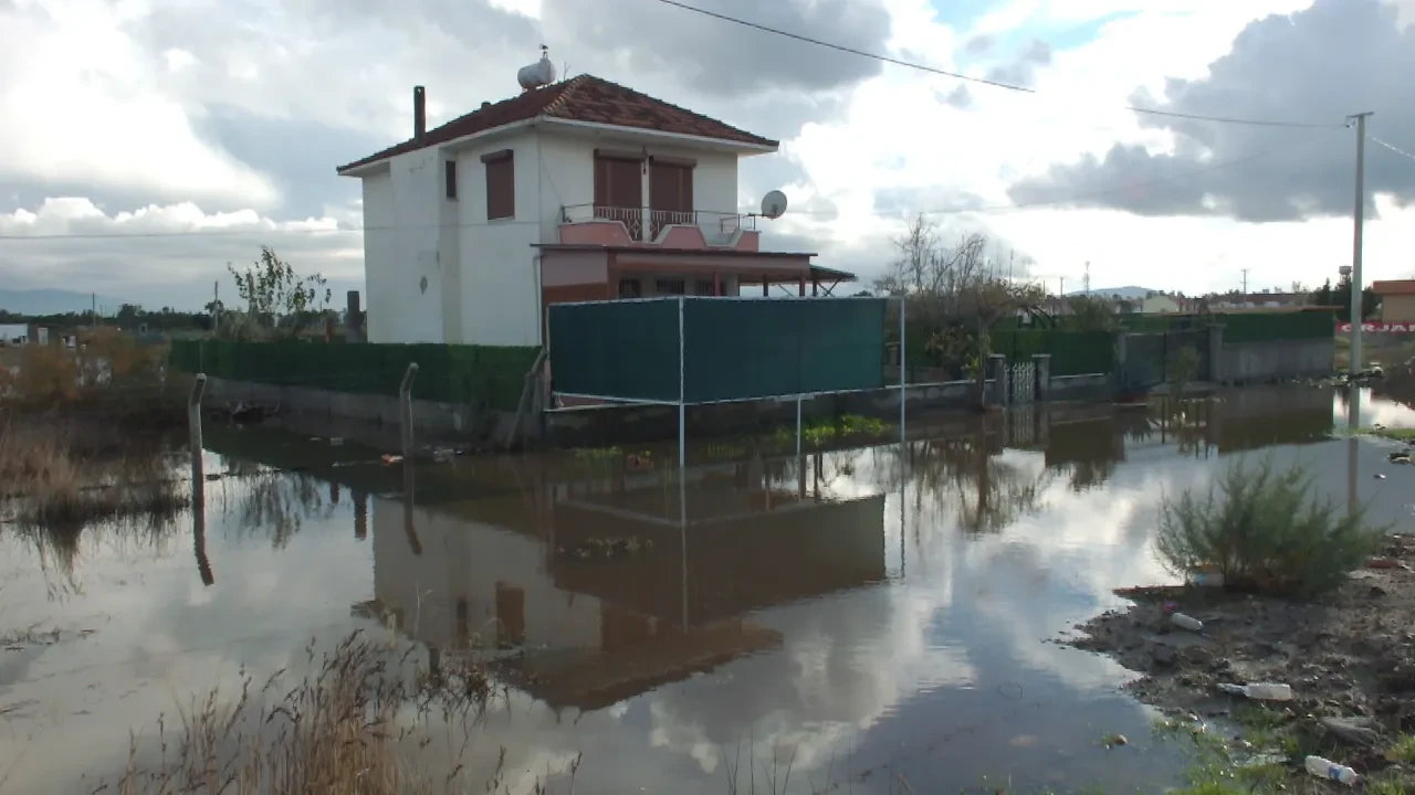 Sağanak yağış etkisinde kalan ev ve araziler sular altında kaldı! O anlar kamerada