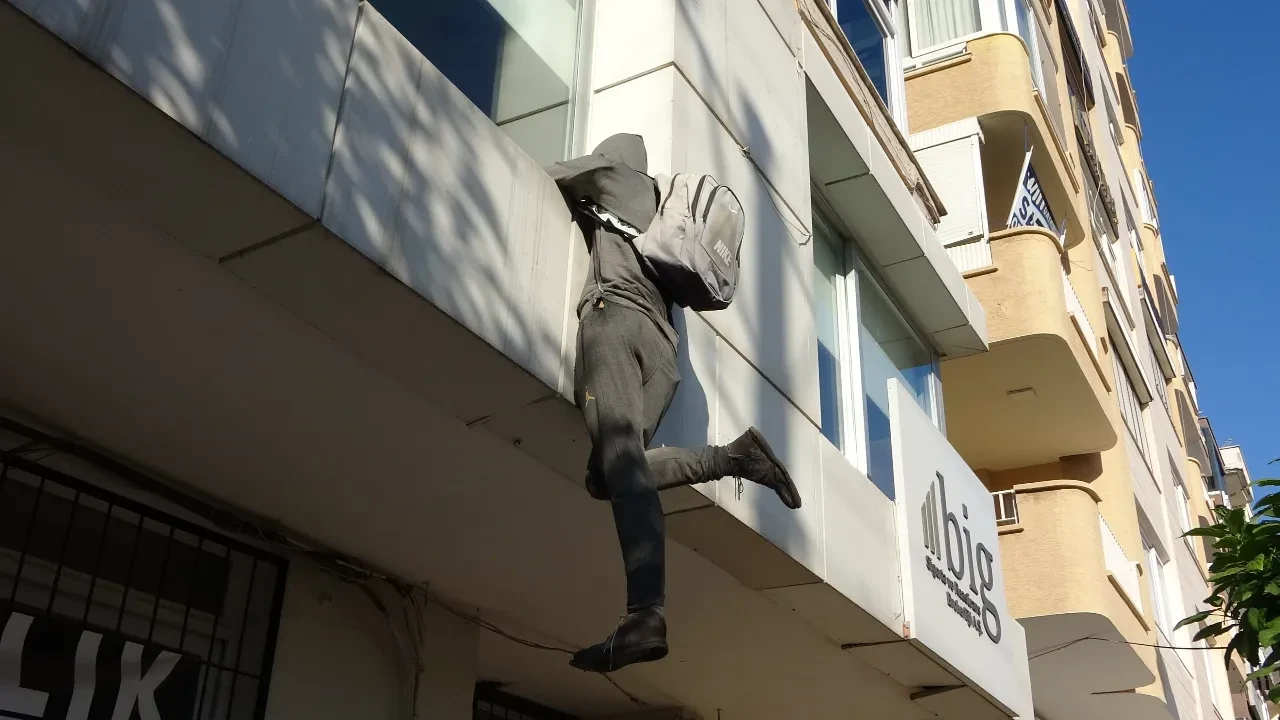 Sigorta şirketinden hırsız efektli, ilginç reklam! Tüm gözler onların üzerinde