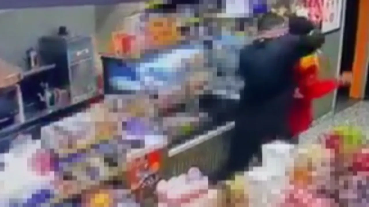 Skandal anlar kamerada! Alkollü sürücü akaryakıt çalışanına dehşeti yaşattı! 