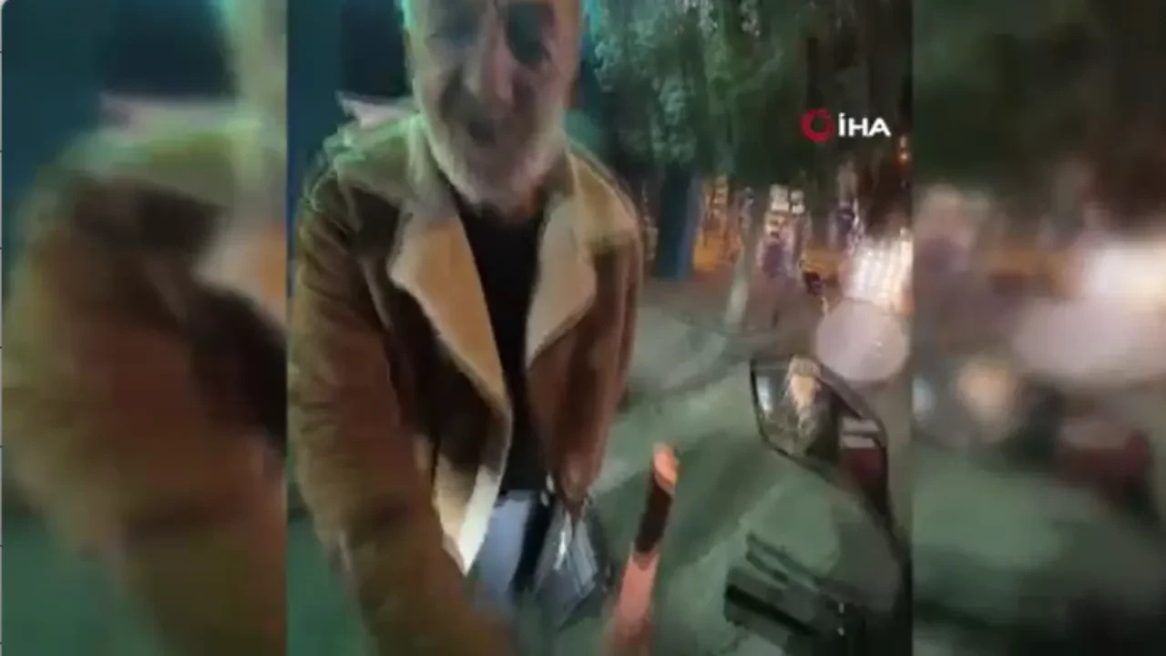 Yerde bulduğu parayı kuryeye 'çay iç' diyerek verdi! İlginç hediyeleşme kamerada